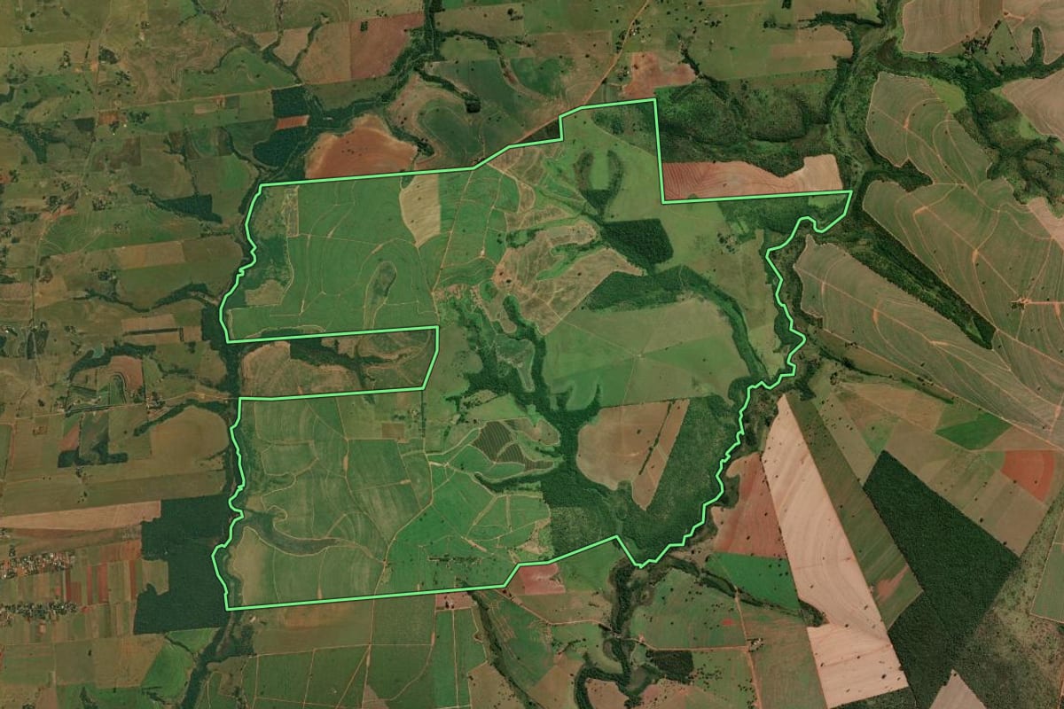 Imagem de satélite do imóvel rural em Anhumas (SP), com o contorno declarado no CAR desenhado por cima.