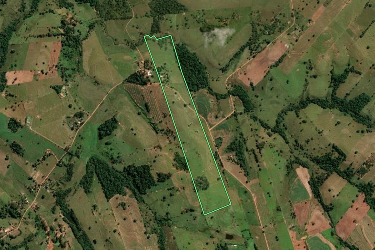 Imagem de satélite do imóvel rural em Anhumas (SP), com o contorno declarado no CAR desenhado por cima.