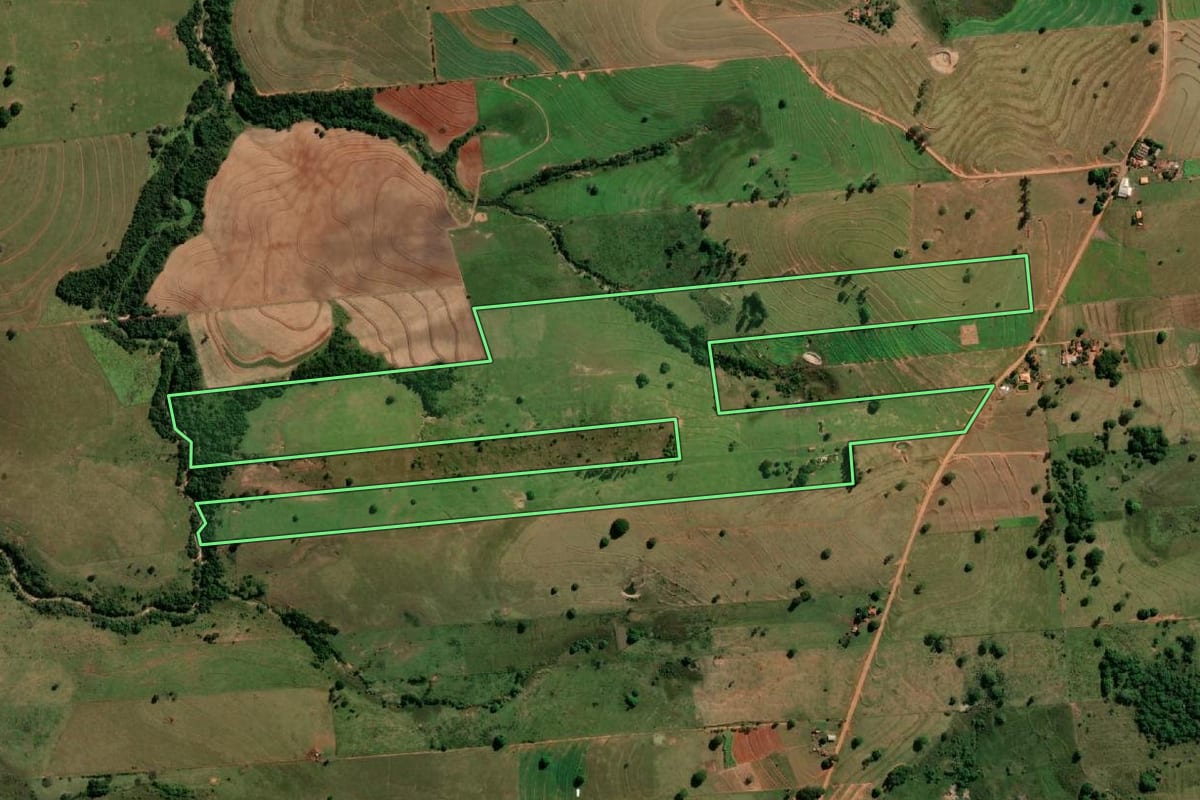 Imagem de satélite do imóvel rural em Anhumas (SP), com o contorno declarado no CAR desenhado por cima.