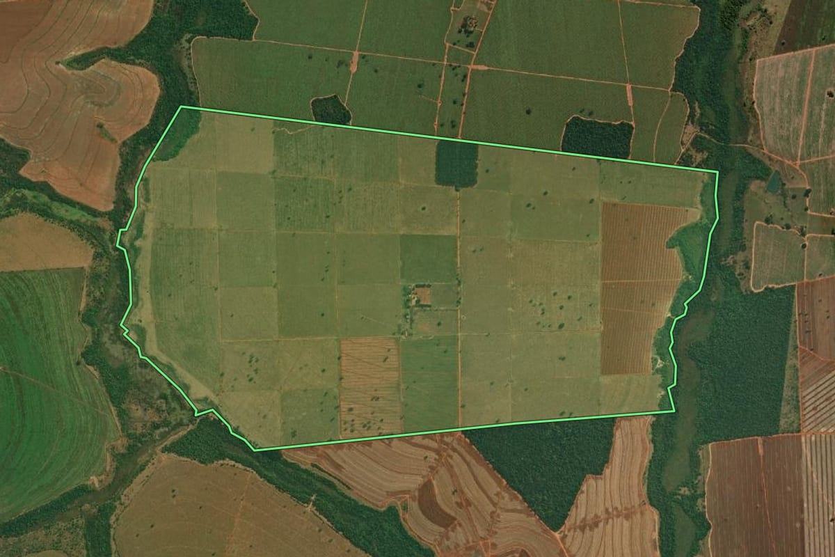 Imagem de satélite do imóvel rural em Anhumas (SP), com o contorno declarado no CAR desenhado por cima.