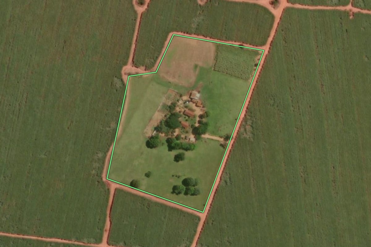 Imagem de satélite do imóvel rural em Anhumas (SP), com o contorno declarado no CAR desenhado por cima.