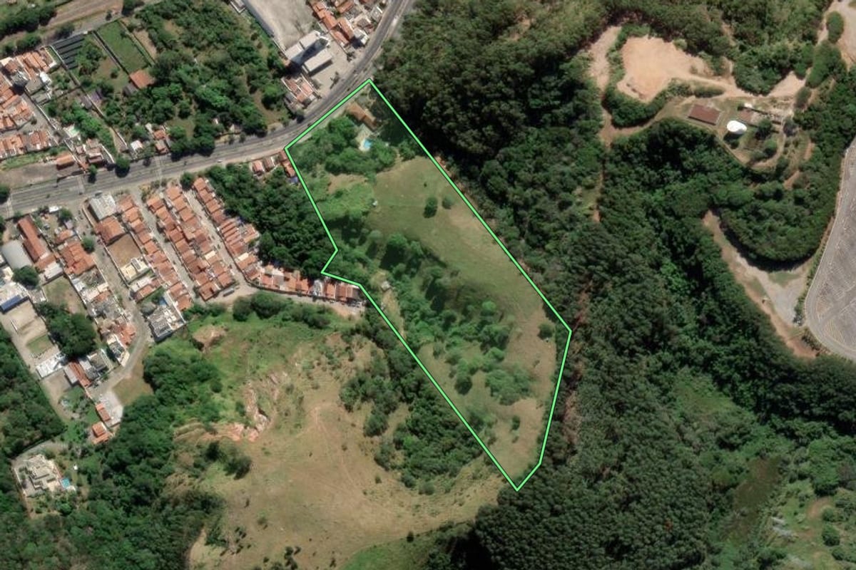 Imagem de satélite do imóvel rural em Aparecida (SP), com o contorno declarado no CAR desenhado por cima.