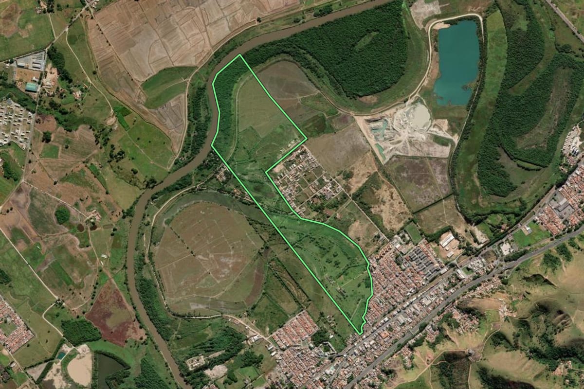 Imagem de satélite do imóvel rural em Aparecida (SP), com o contorno declarado no CAR desenhado por cima.