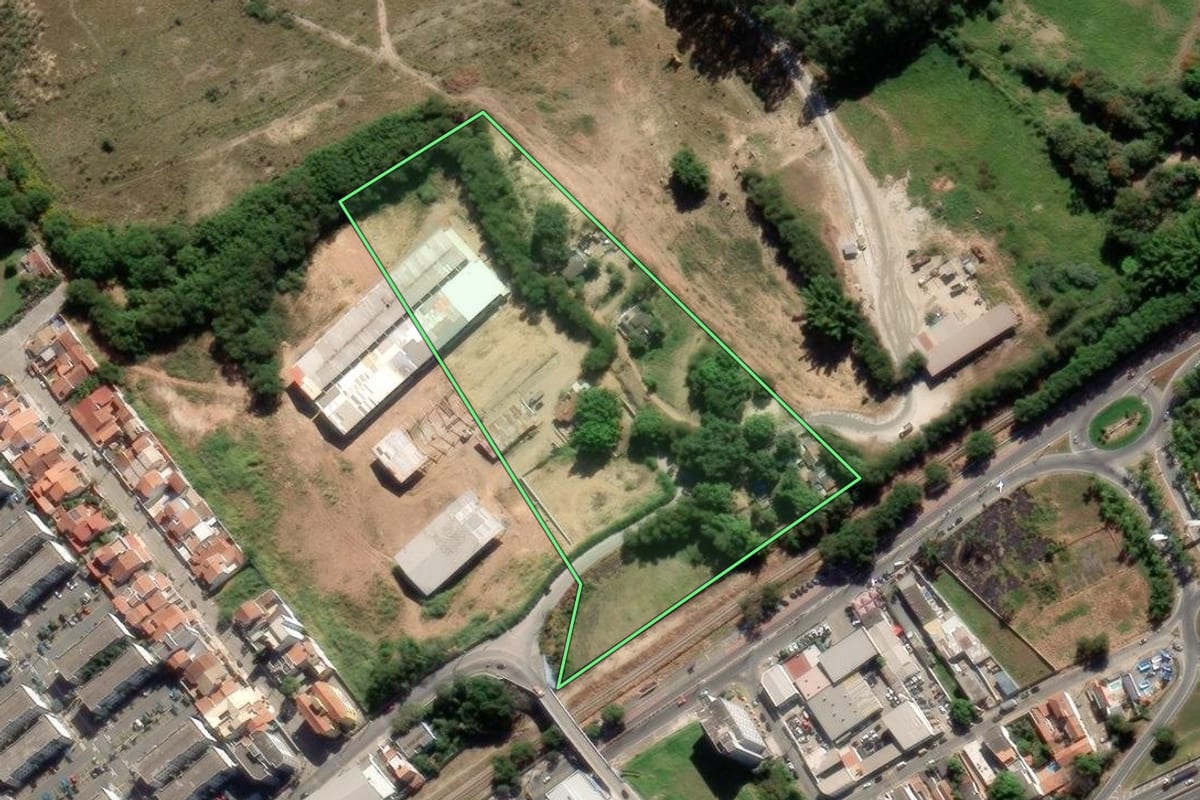 Imagem de satélite do imóvel rural em Aparecida (SP), com o contorno declarado no CAR desenhado por cima.
