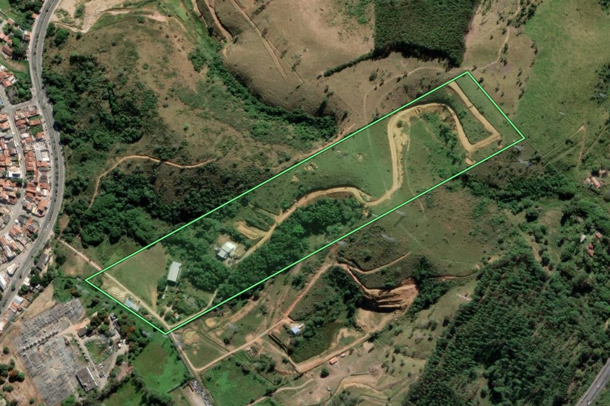 Imagem de satélite do imóvel rural em Aparecida (SP), com o contorno declarado no CAR desenhado por cima.