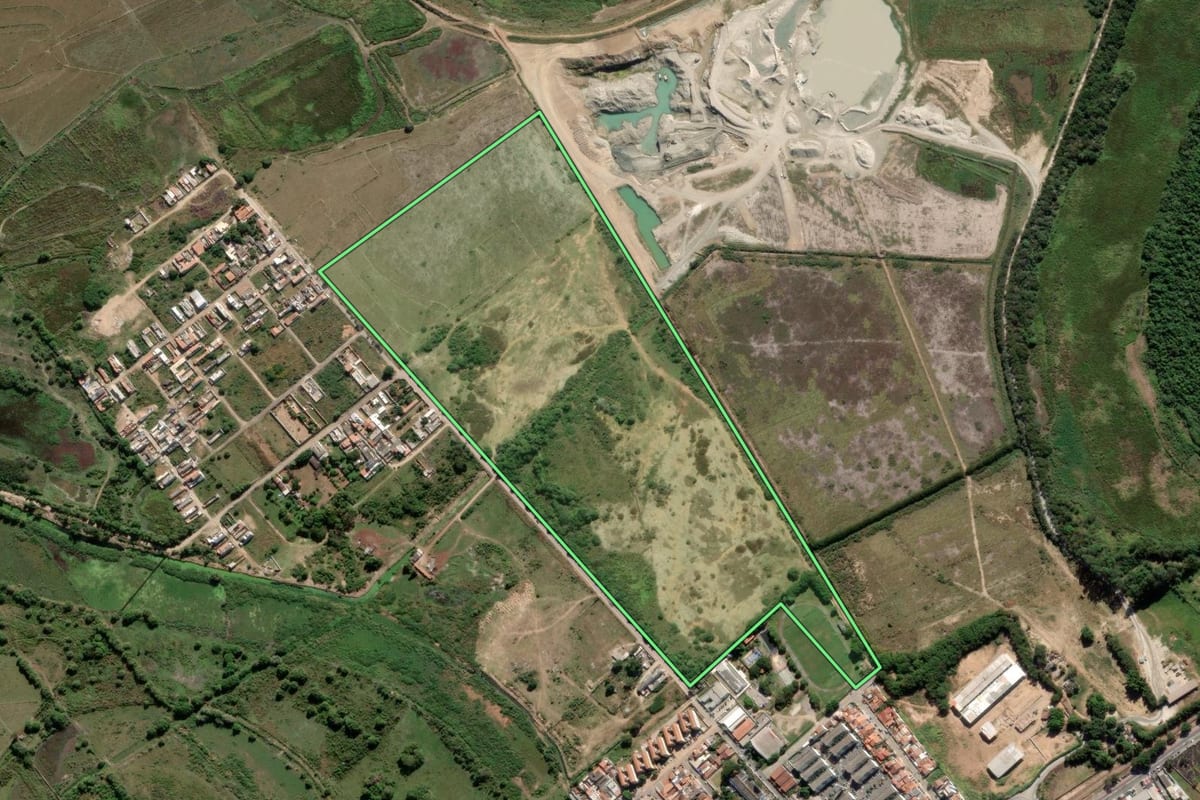 Imagem de satélite do imóvel rural em Aparecida (SP), com o contorno declarado no CAR desenhado por cima.