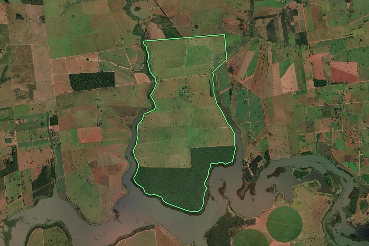 Imagem de satélite do imóvel rural em Aparecida d'Oeste (SP), com o contorno declarado no CAR desenhado por cima.