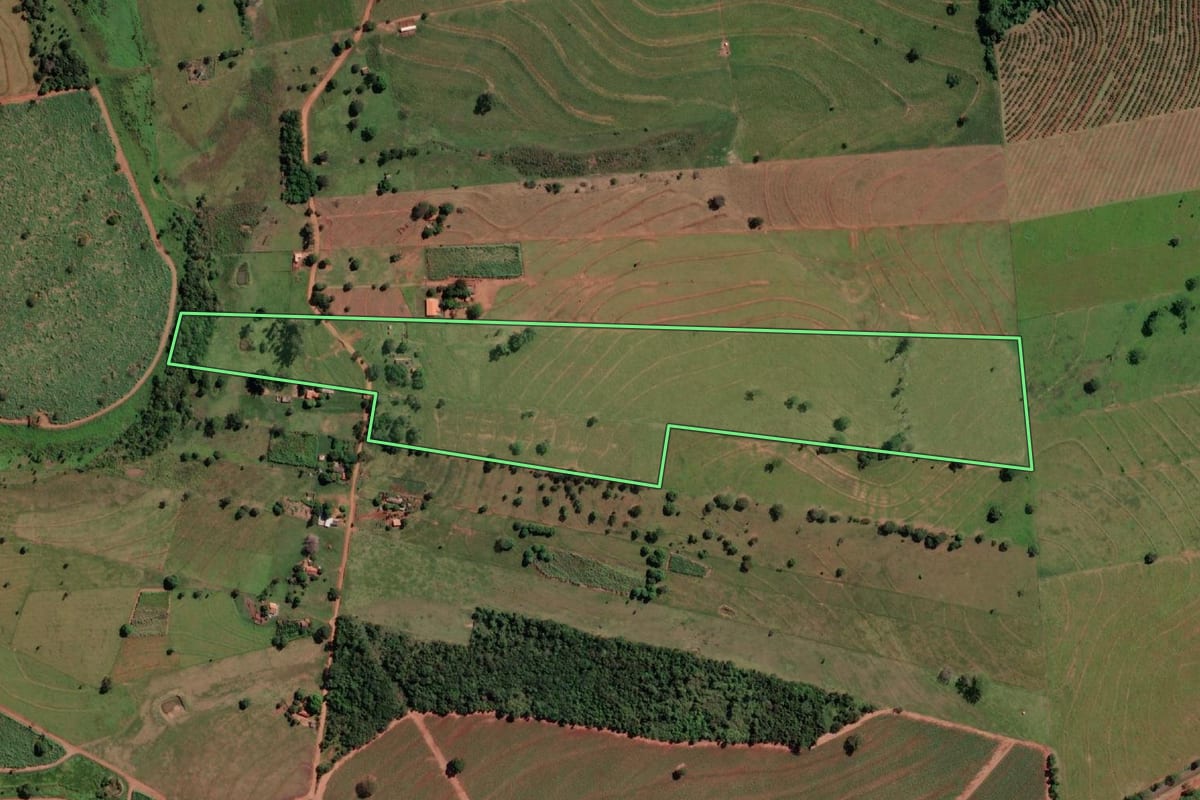 Imagem de satélite do imóvel rural em Aparecida d'Oeste (SP), com o contorno declarado no CAR desenhado por cima.