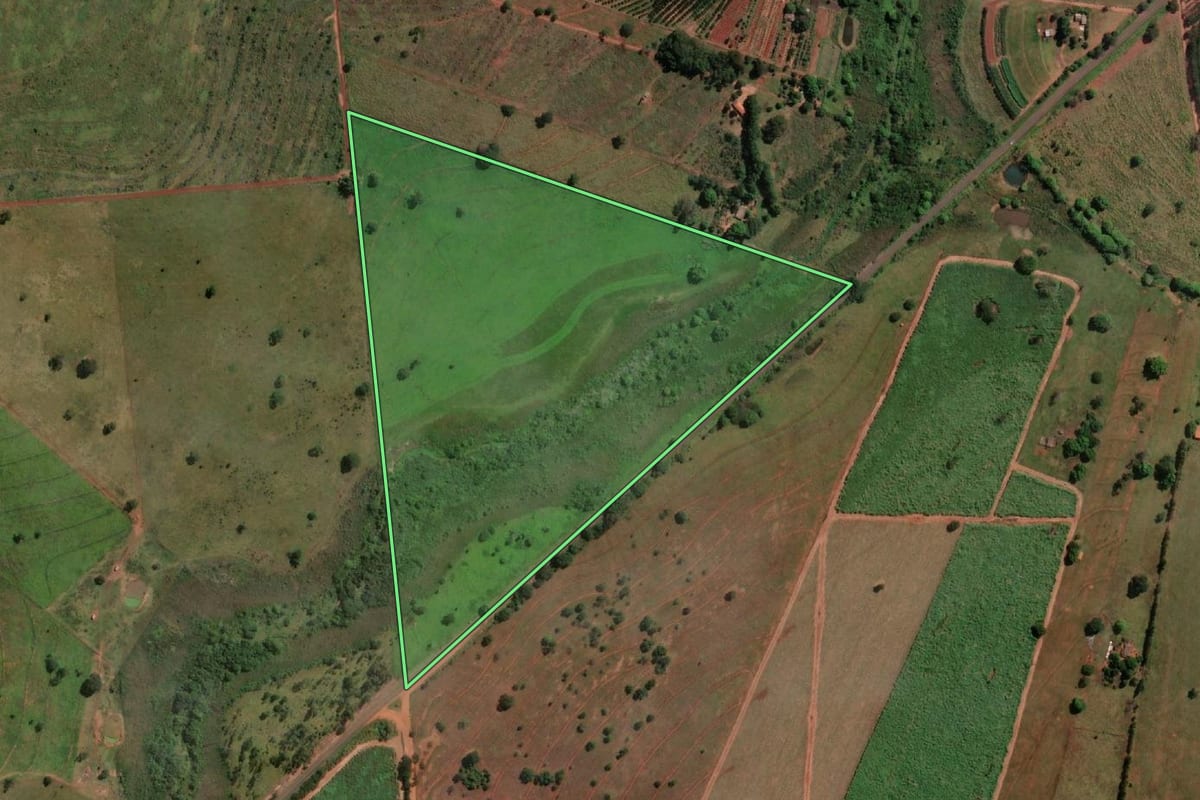 Imagem de satélite do imóvel rural em Aparecida d'Oeste (SP), com o contorno declarado no CAR desenhado por cima.