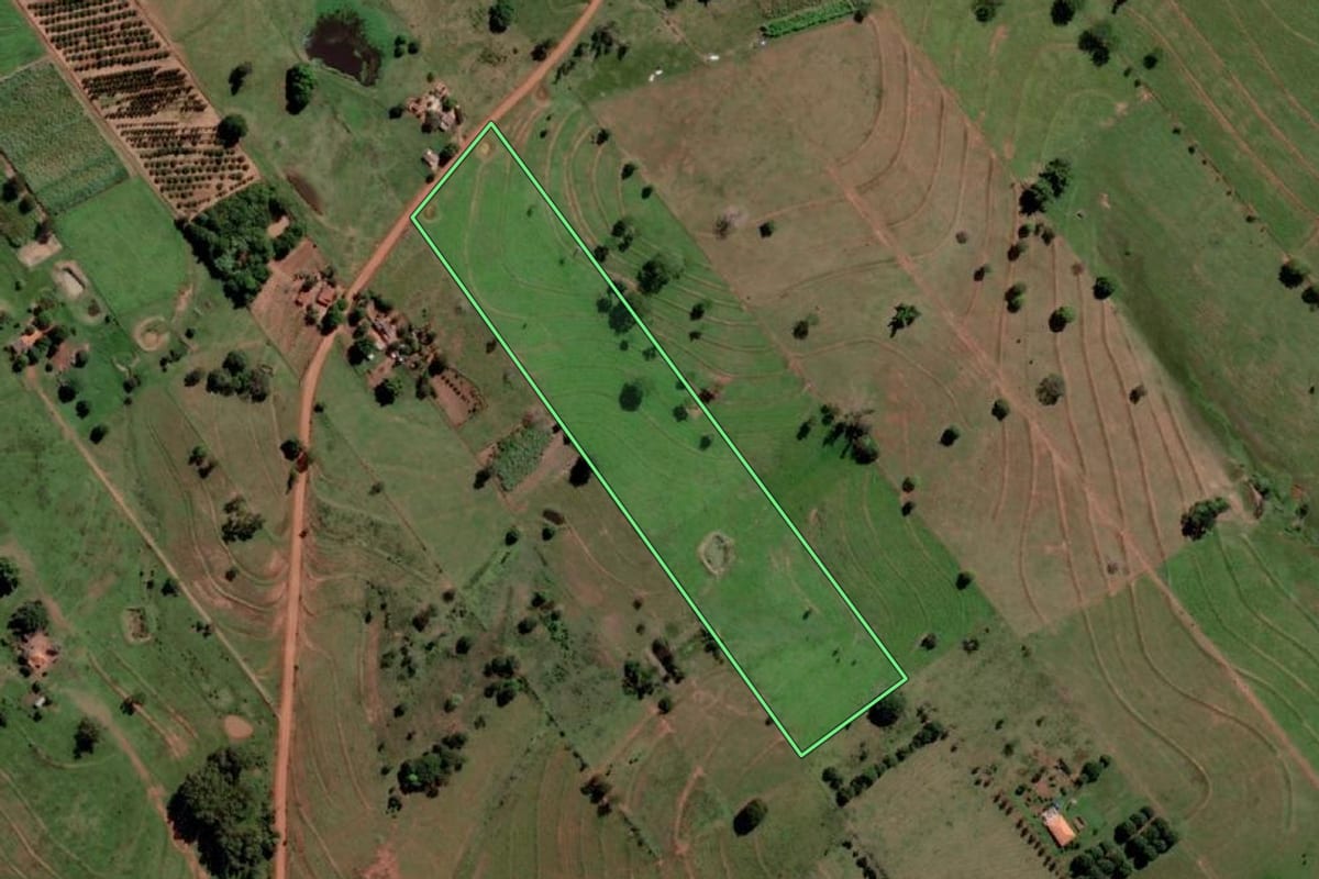 Imagem de satélite do imóvel rural em Aparecida d'Oeste (SP), com o contorno declarado no CAR desenhado por cima.