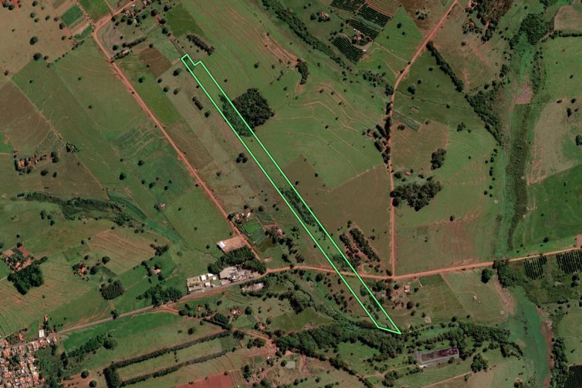 Imagem de satélite do imóvel rural em Aparecida d'Oeste (SP), com o contorno declarado no CAR desenhado por cima.