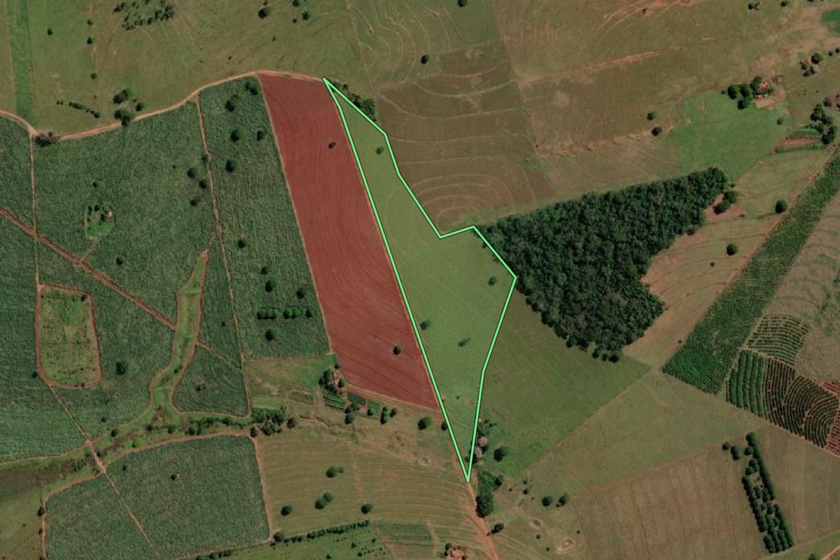 Imagem de satélite do imóvel rural em Aparecida d'Oeste (SP), com o contorno declarado no CAR desenhado por cima.