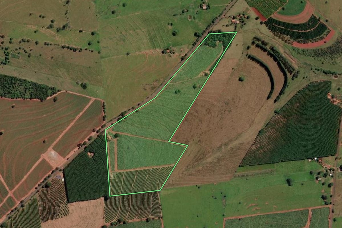 Imagem de satélite do imóvel rural em Aparecida d'Oeste (SP), com o contorno declarado no CAR desenhado por cima.