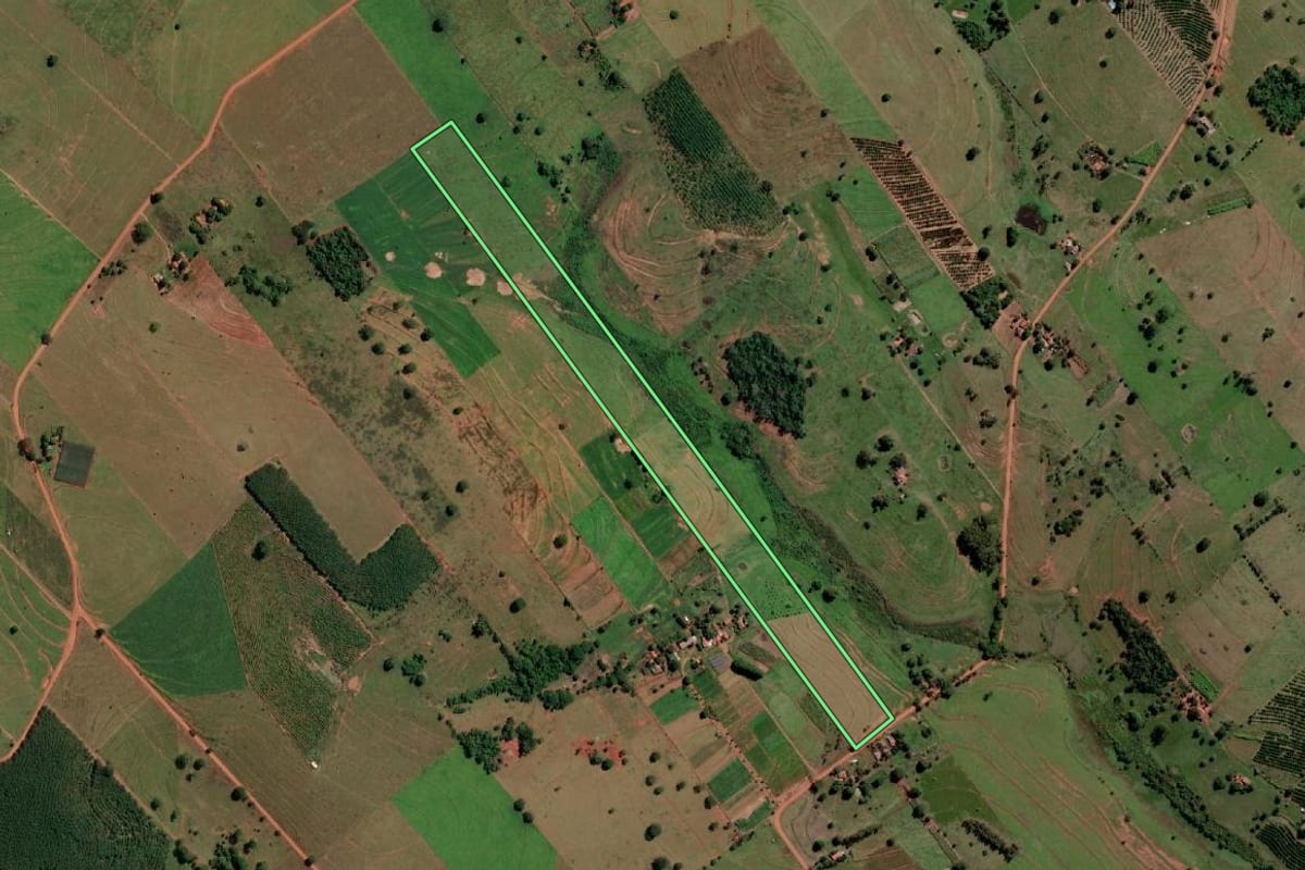 Imagem de satélite do imóvel rural em Aparecida d'Oeste (SP), com o contorno declarado no CAR desenhado por cima.