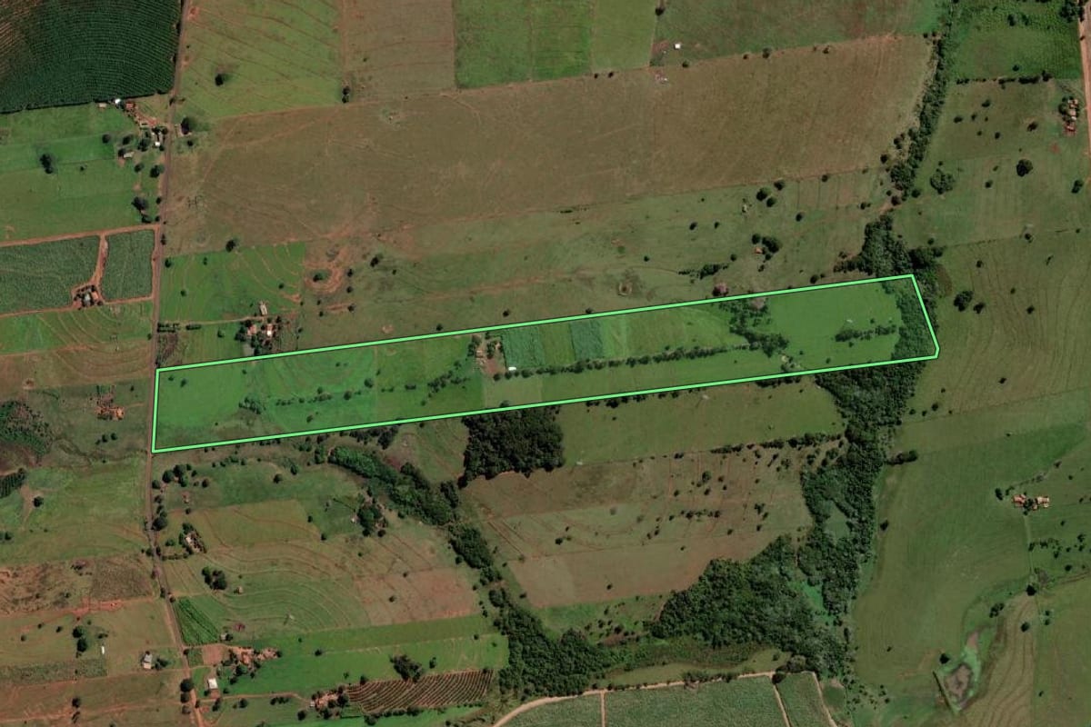Imagem de satélite do imóvel rural em Aparecida d'Oeste (SP), com o contorno declarado no CAR desenhado por cima.