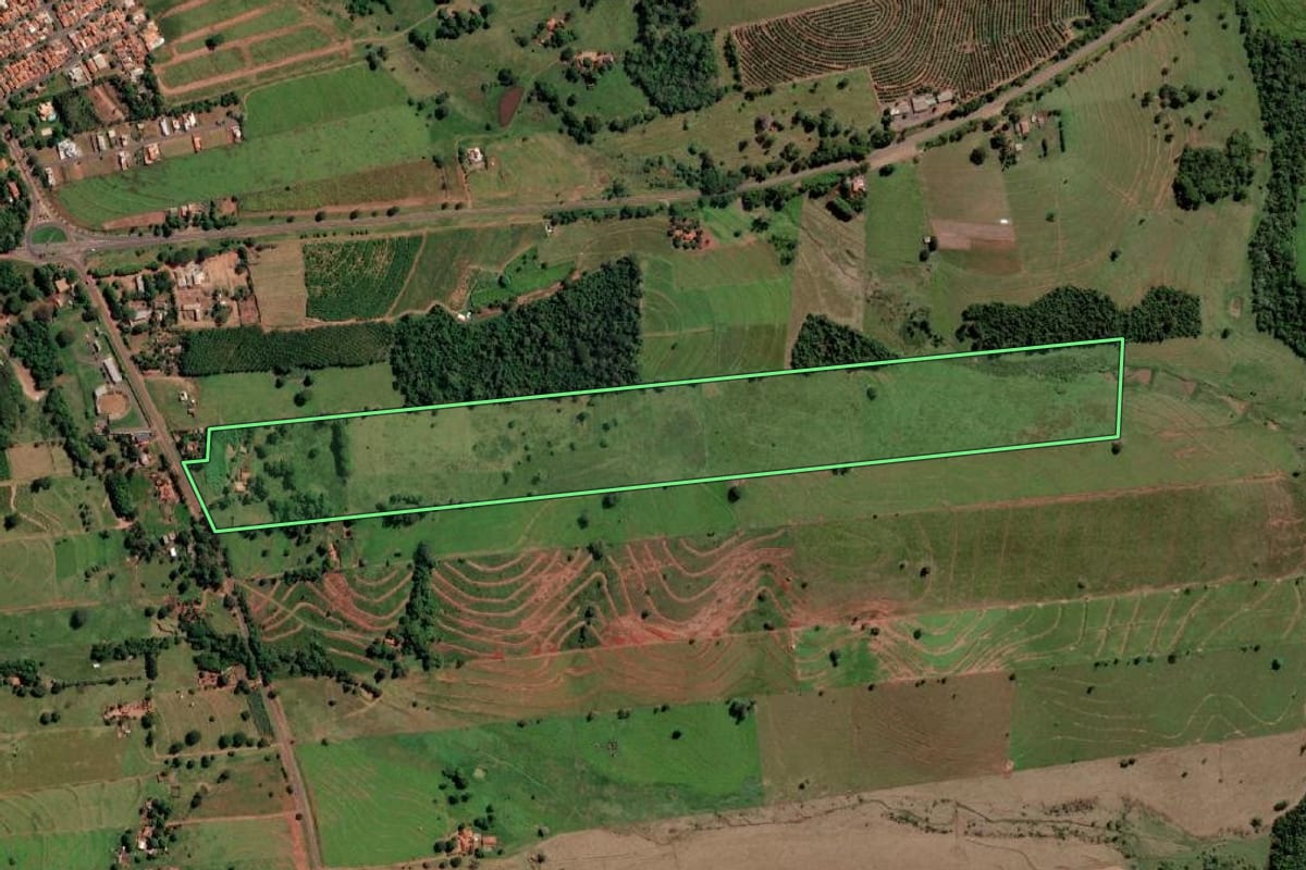 Imagem de satélite do imóvel rural em Aparecida d'Oeste (SP), com o contorno declarado no CAR desenhado por cima.