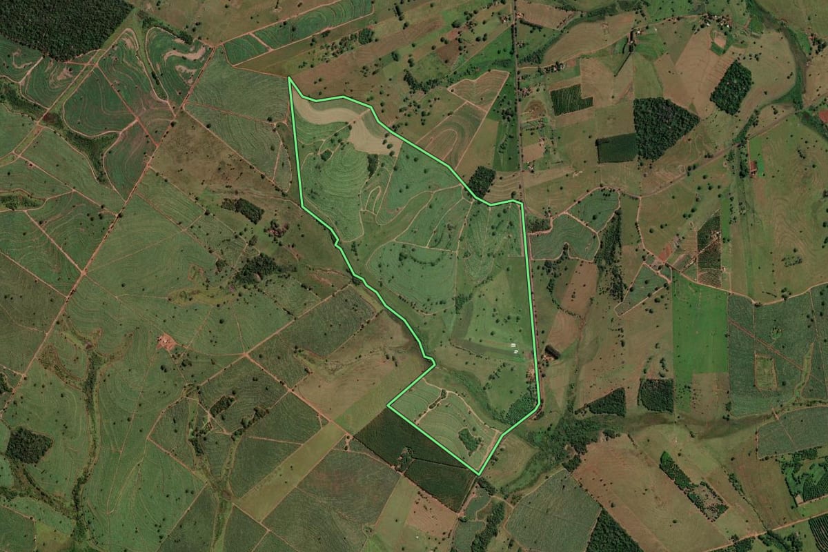 Imagem de satélite do imóvel rural em Aparecida d'Oeste (SP), com o contorno declarado no CAR desenhado por cima.