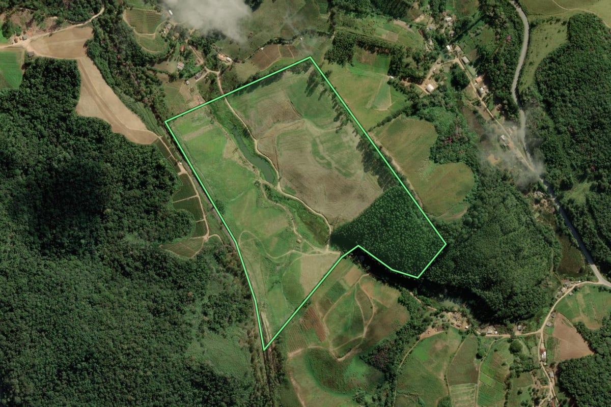 Imagem de satélite do imóvel rural em Apiaí (SP), com o contorno declarado no CAR desenhado por cima.