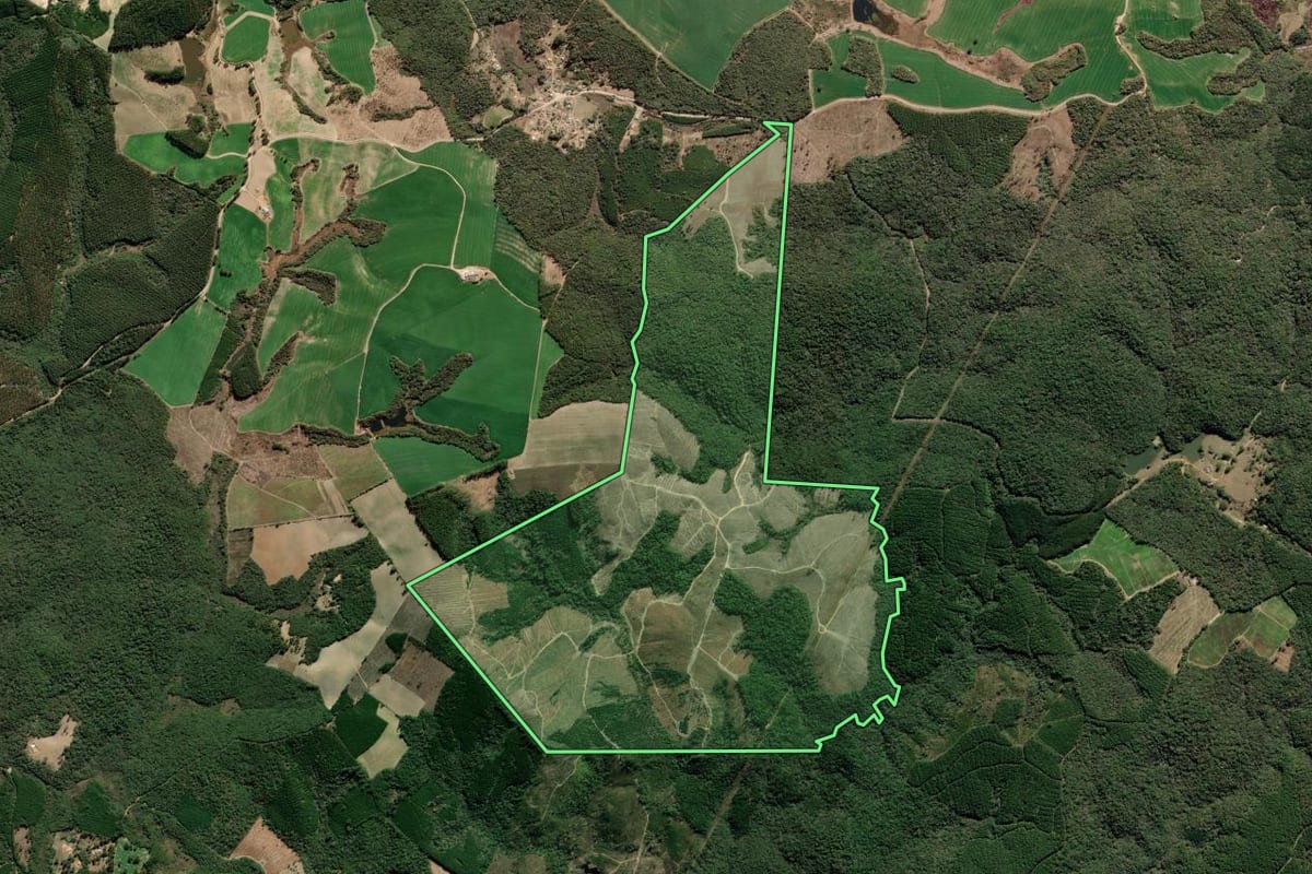 Imagem de satélite do imóvel rural em Apiaí (SP), com o contorno declarado no CAR desenhado por cima.