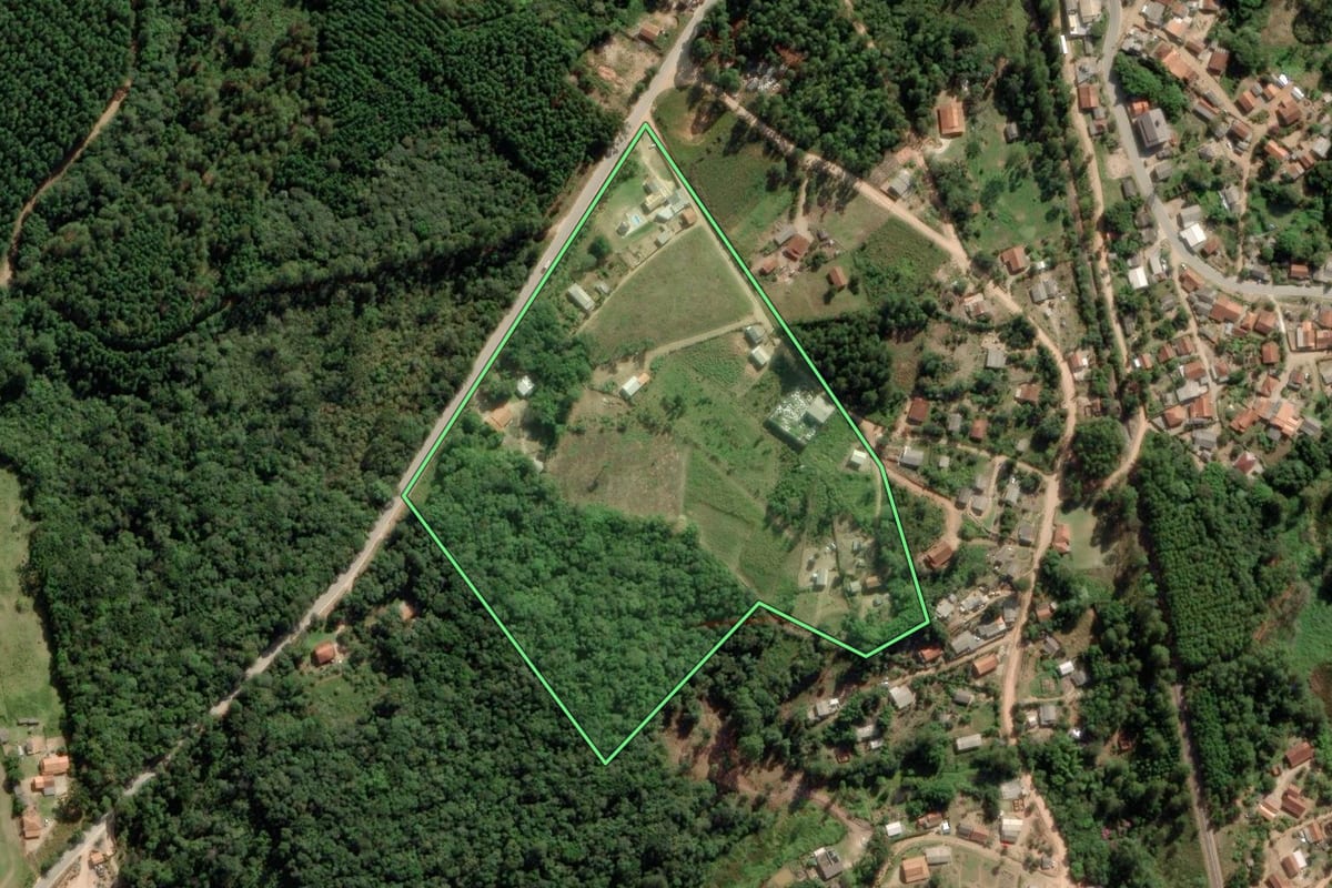 Imagem de satélite do imóvel rural em Apiaí (SP), com o contorno declarado no CAR desenhado por cima.