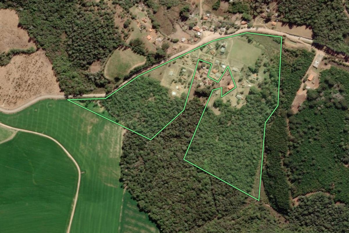 Imagem de satélite do imóvel rural em Apiaí (SP), com o contorno declarado no CAR desenhado por cima.