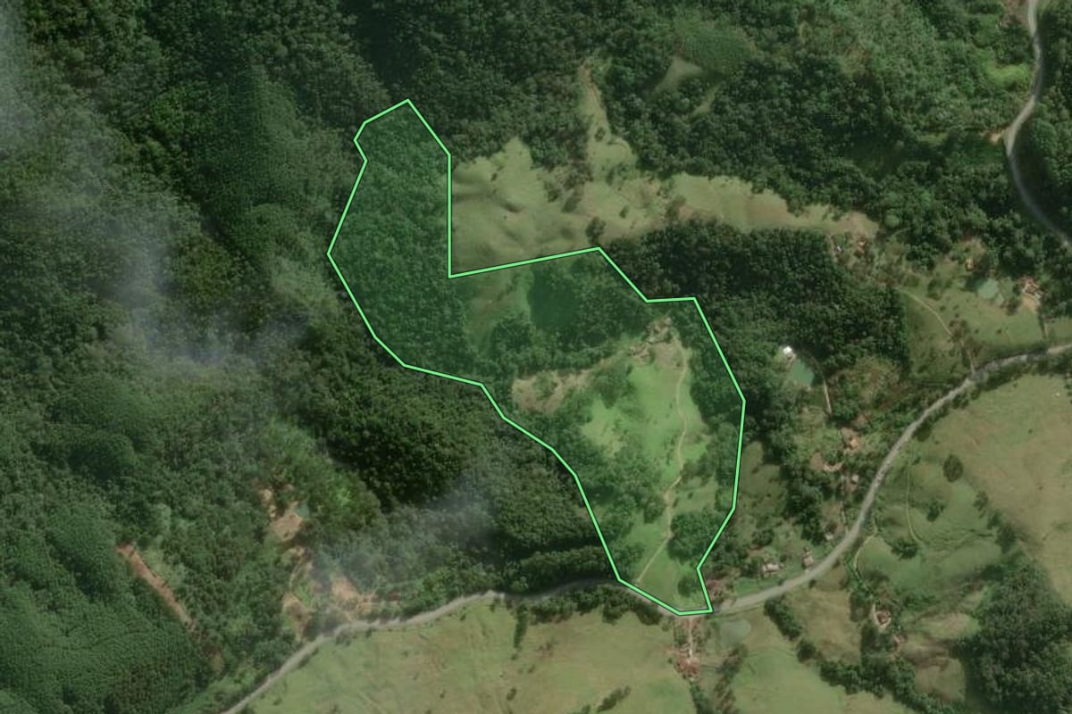 Imagem de satélite do imóvel rural em Apiaí (SP), com o contorno declarado no CAR desenhado por cima.