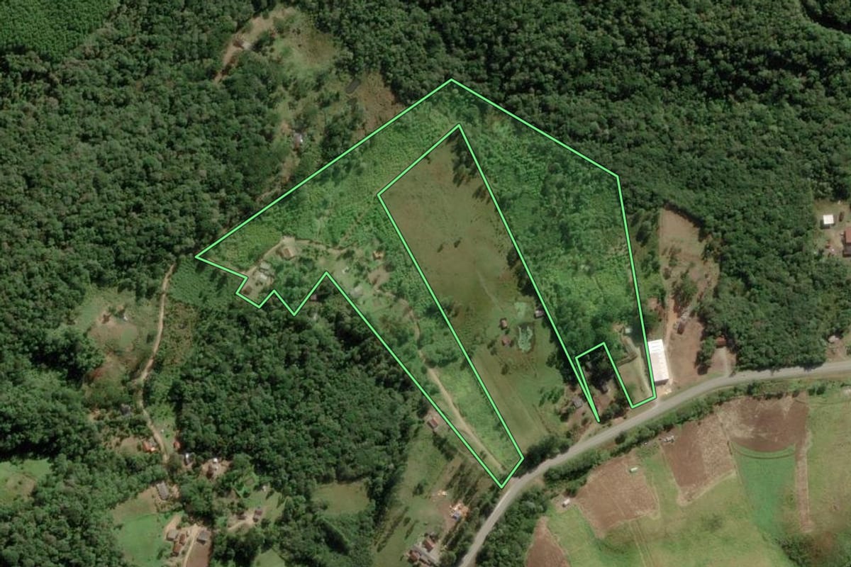 Imagem de satélite do imóvel rural em Apiaí (SP), com o contorno declarado no CAR desenhado por cima.