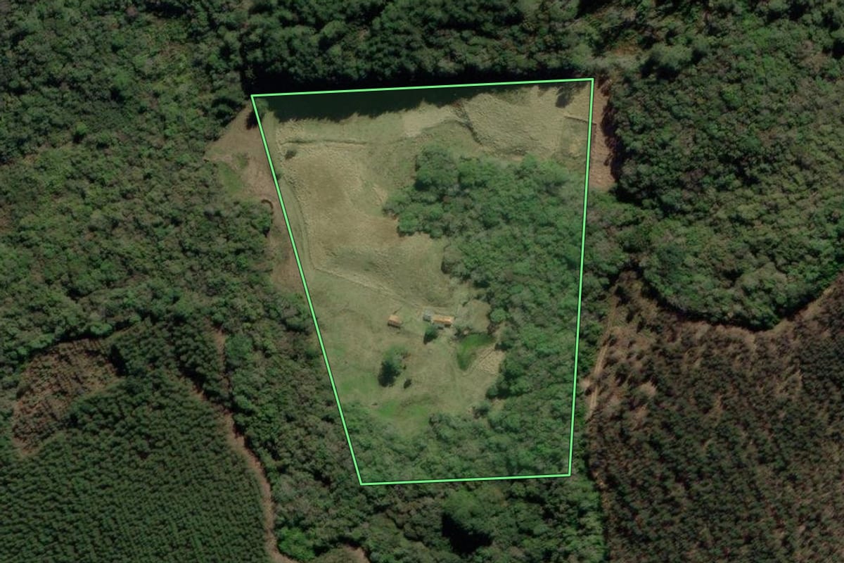 Imagem de satélite do imóvel rural em Apiaí (SP), com o contorno declarado no CAR desenhado por cima.