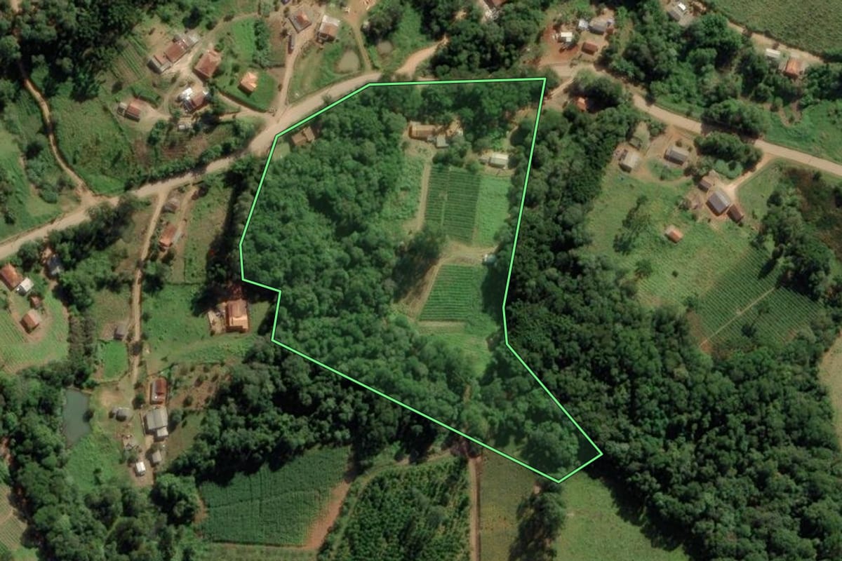Imagem de satélite do imóvel rural em Apiaí (SP), com o contorno declarado no CAR desenhado por cima.