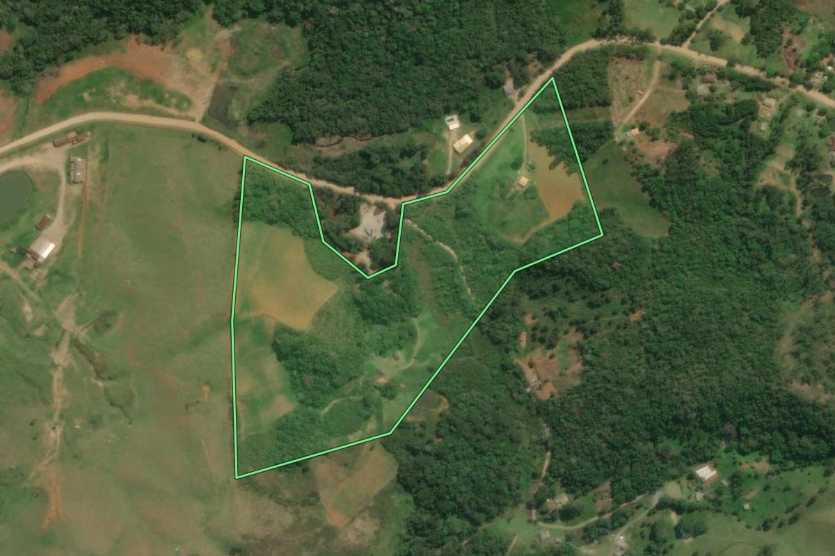Imagem de satélite do imóvel rural em Apiaí (SP), com o contorno declarado no CAR desenhado por cima.