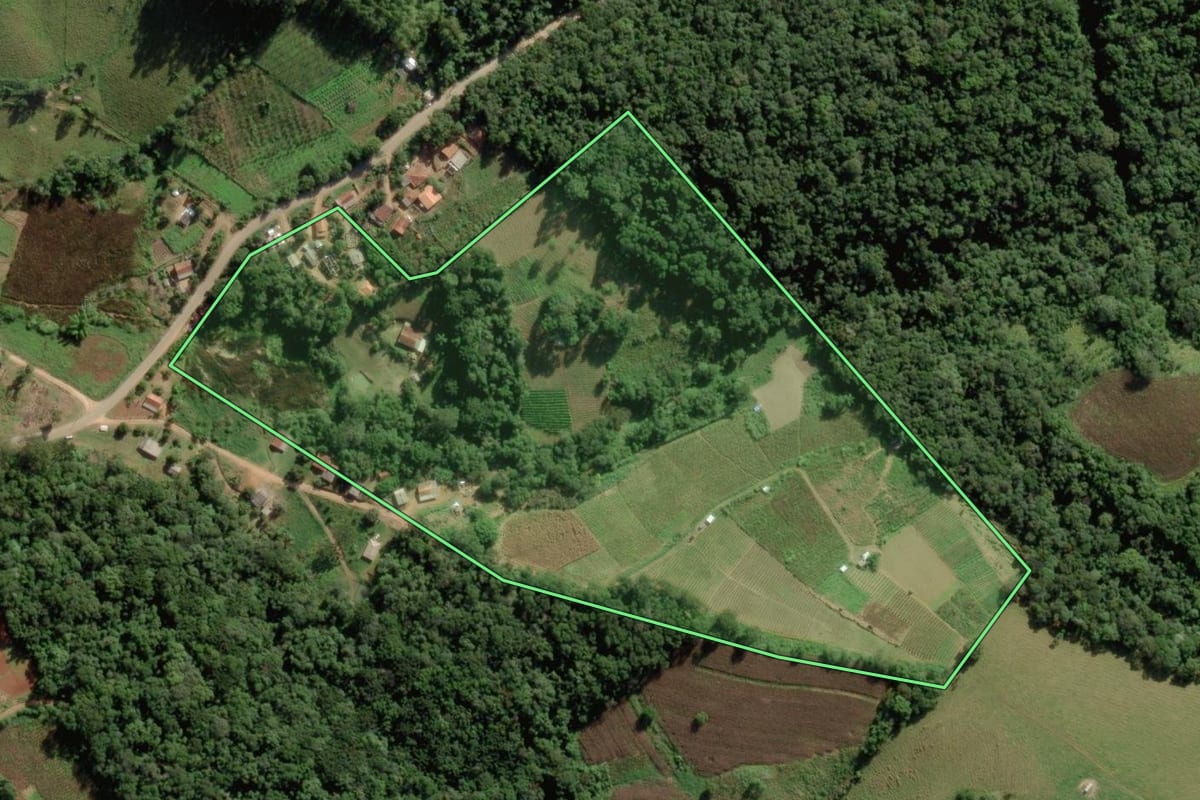 Imagem de satélite do imóvel rural em Apiaí (SP), com o contorno declarado no CAR desenhado por cima.