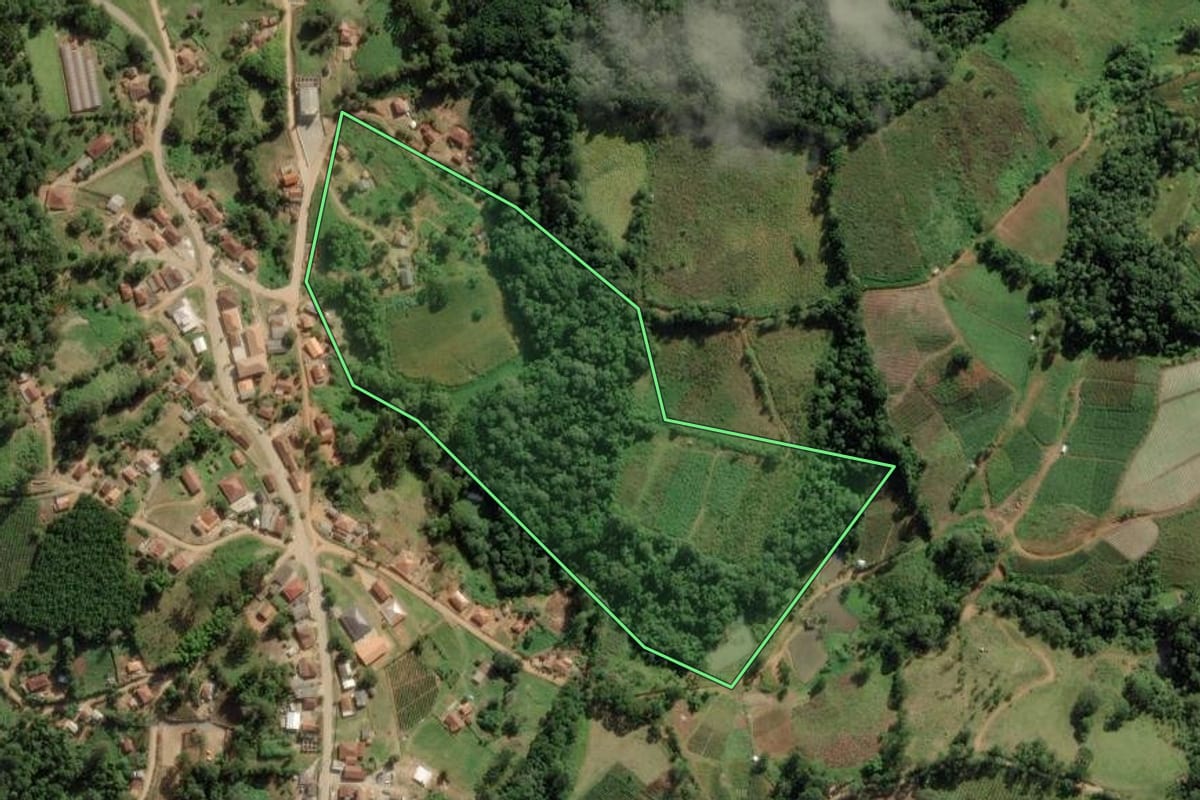 Imagem de satélite do imóvel rural em Apiaí (SP), com o contorno declarado no CAR desenhado por cima.