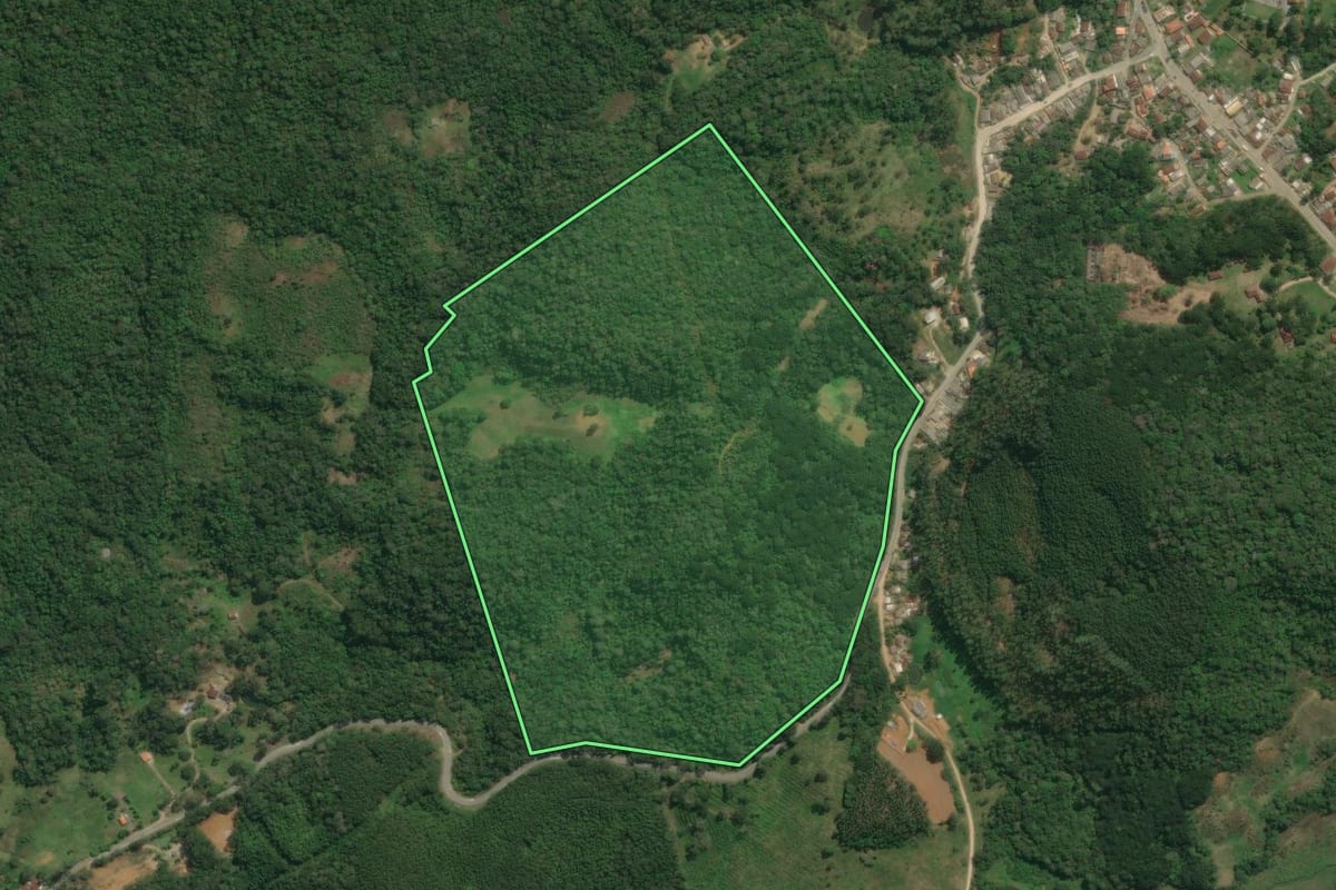 Imagem de satélite do imóvel rural em Apiaí (SP), com o contorno declarado no CAR desenhado por cima.