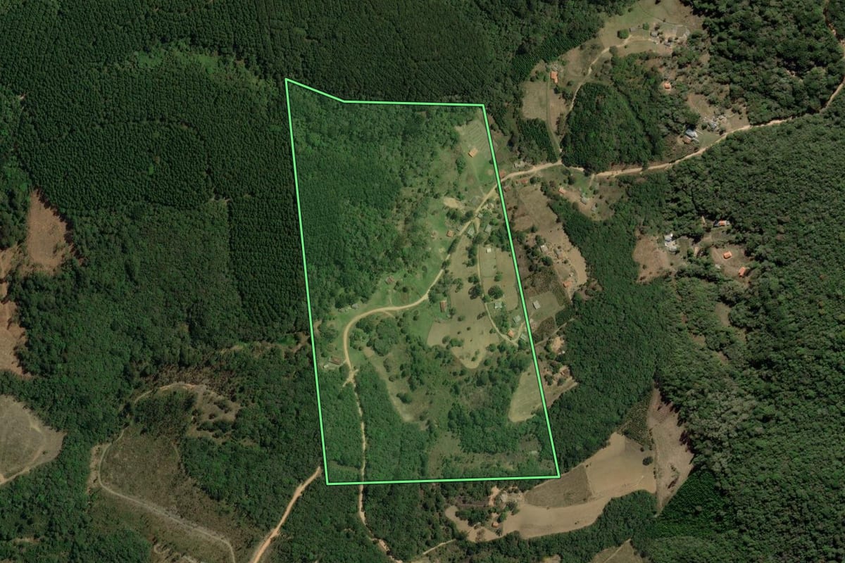 Imagem de satélite do imóvel rural em Apiaí (SP), com o contorno declarado no CAR desenhado por cima.