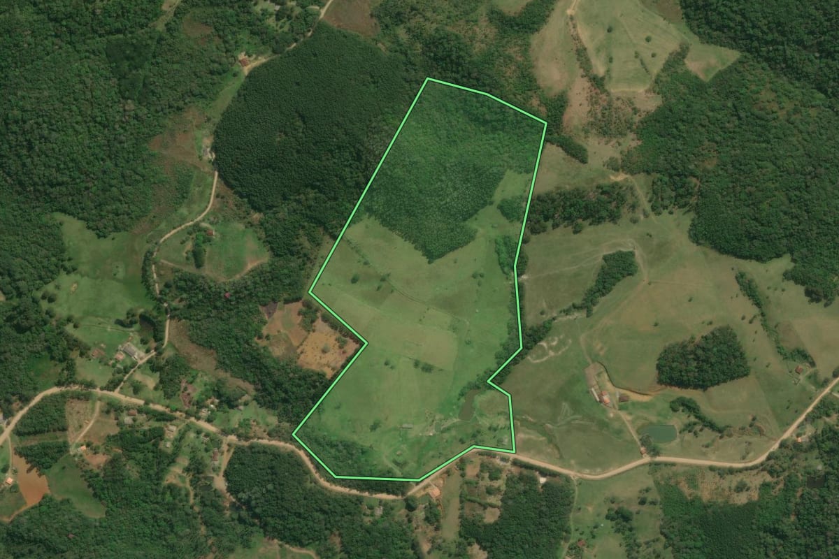 Imagem de satélite do imóvel rural em Apiaí (SP), com o contorno declarado no CAR desenhado por cima.