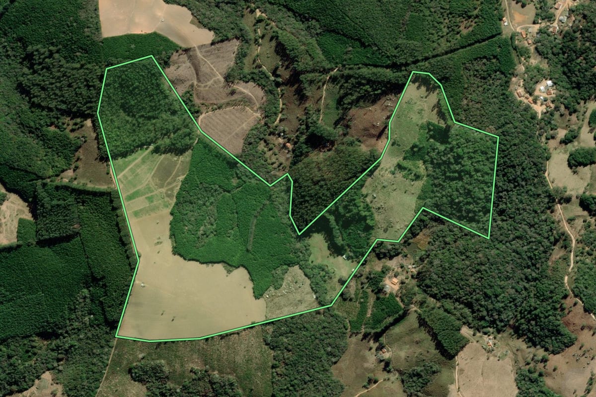 Imagem de satélite do imóvel rural em Apiaí (SP), com o contorno declarado no CAR desenhado por cima.