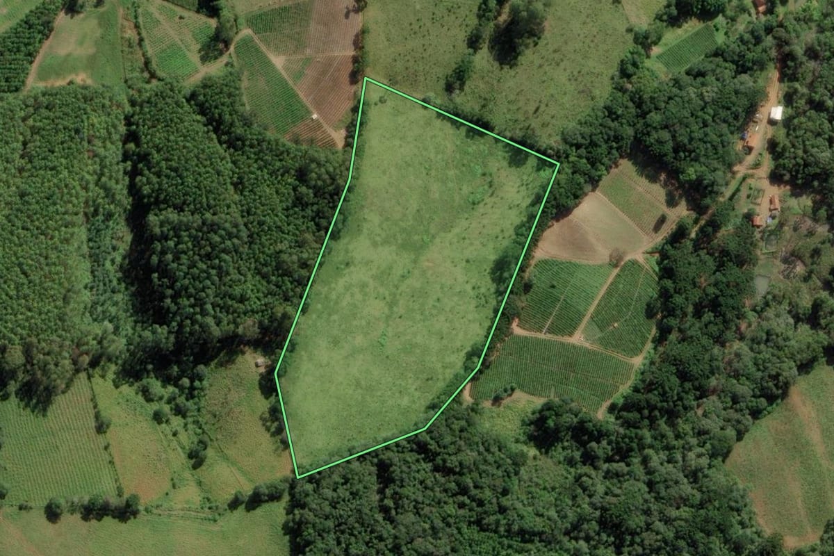 Imagem de satélite do imóvel rural em Apiaí (SP), com o contorno declarado no CAR desenhado por cima.