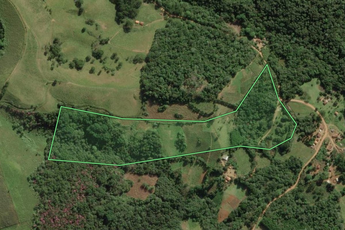 Imagem de satélite do imóvel rural em Apiaí (SP), com o contorno declarado no CAR desenhado por cima.