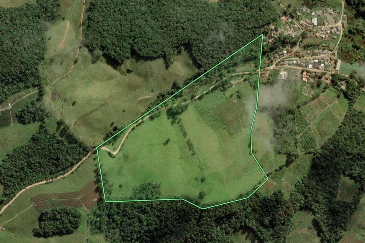 Imagem de satélite do imóvel rural em Apiaí (SP), com o contorno declarado no CAR desenhado por cima.