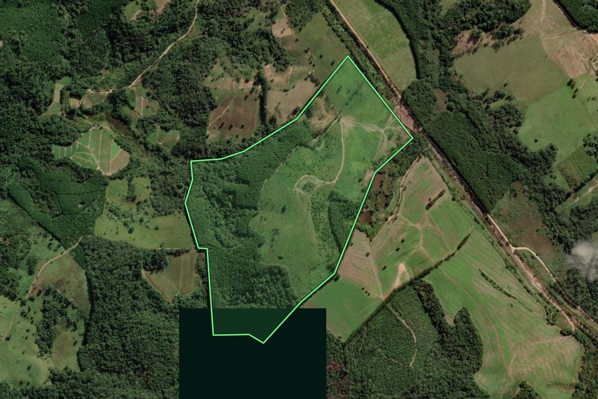 Imagem de satélite do imóvel rural em Apiaí (SP), com o contorno declarado no CAR desenhado por cima.