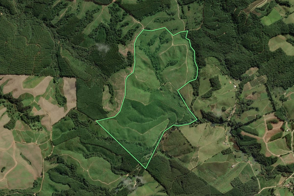 Imagem de satélite do imóvel rural em Apiaí (SP), com o contorno declarado no CAR desenhado por cima.