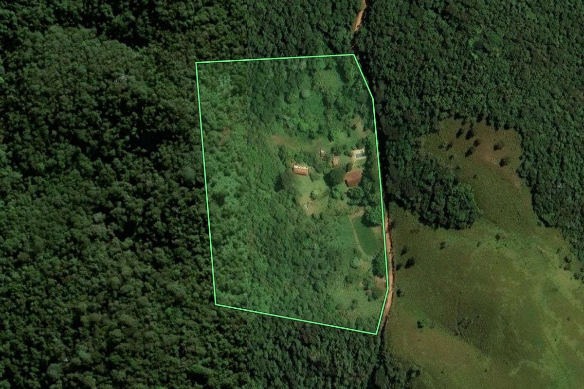 Imagem de satélite do imóvel rural em Araçariguama (SP), com o contorno declarado no CAR desenhado por cima.