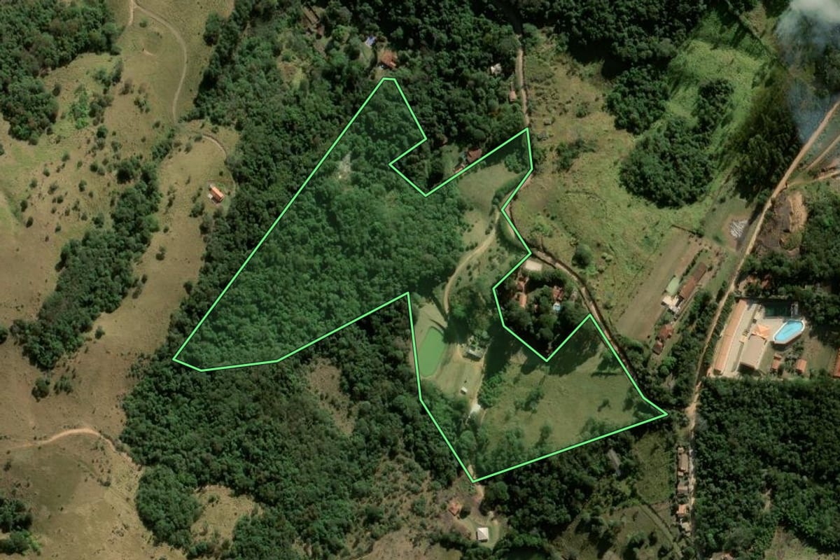 Imagem de satélite do imóvel rural em Araçariguama (SP), com o contorno declarado no CAR desenhado por cima.
