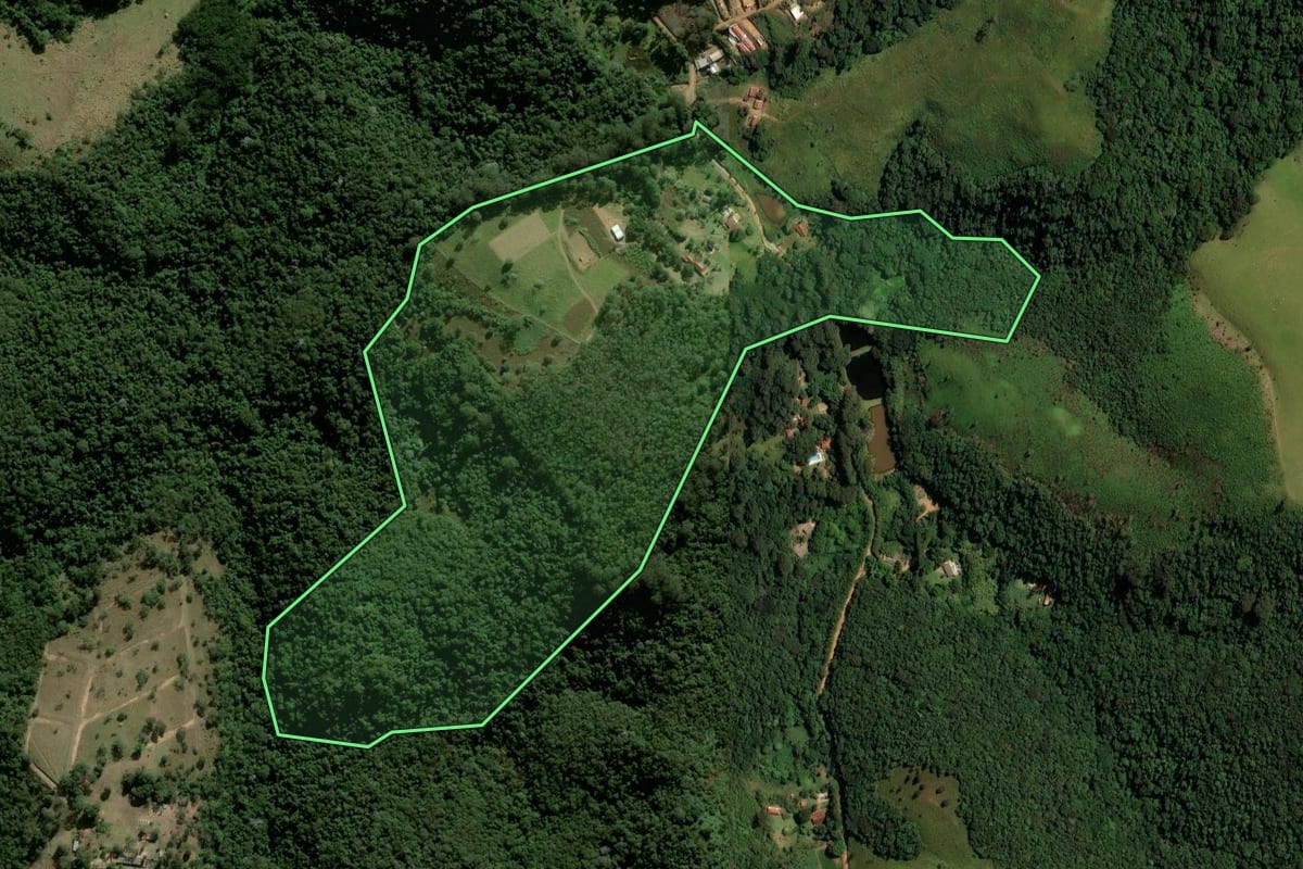 Imagem de satélite do imóvel rural em Araçariguama (SP), com o contorno declarado no CAR desenhado por cima.