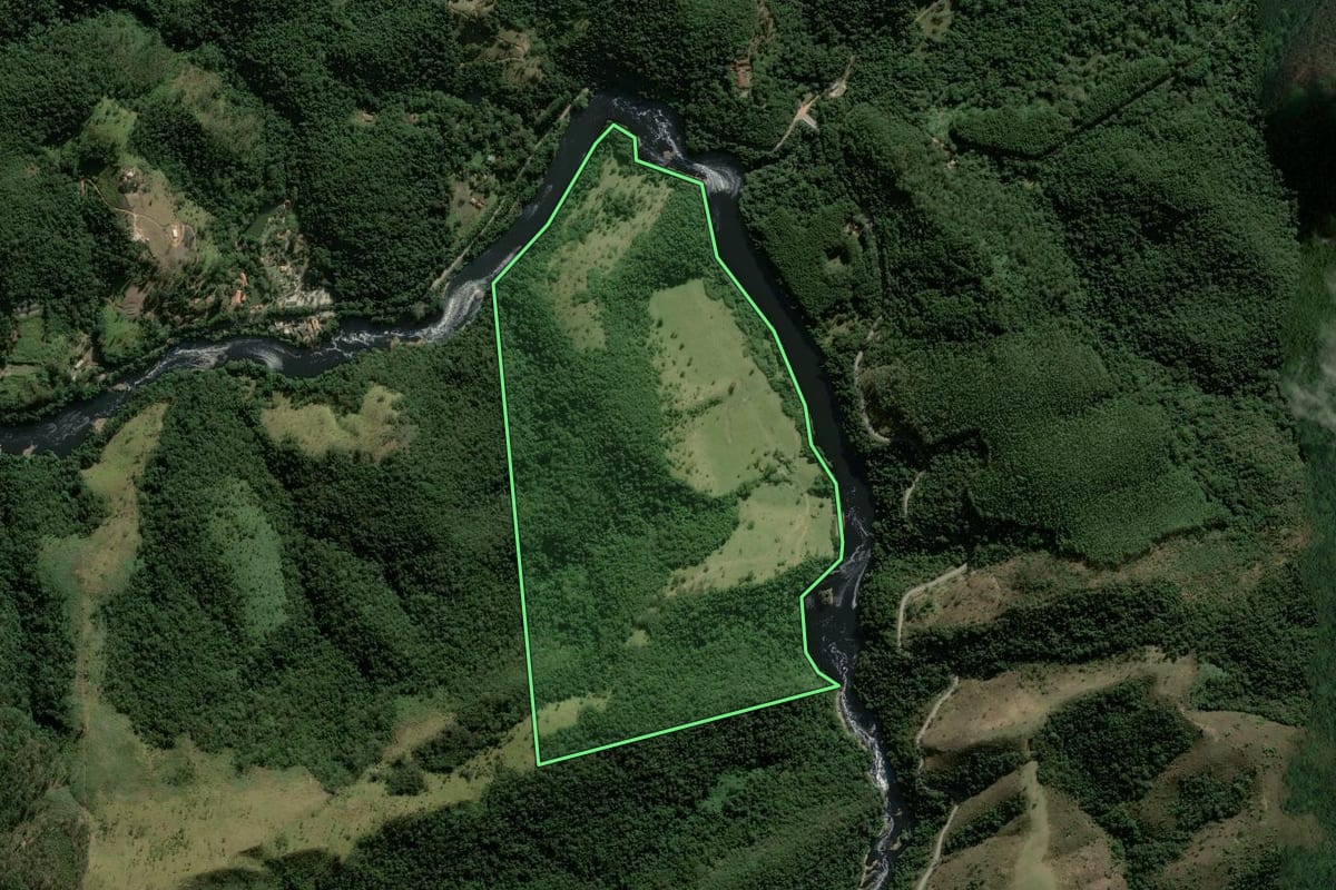 Imagem de satélite do imóvel rural em Araçariguama (SP), com o contorno declarado no CAR desenhado por cima.