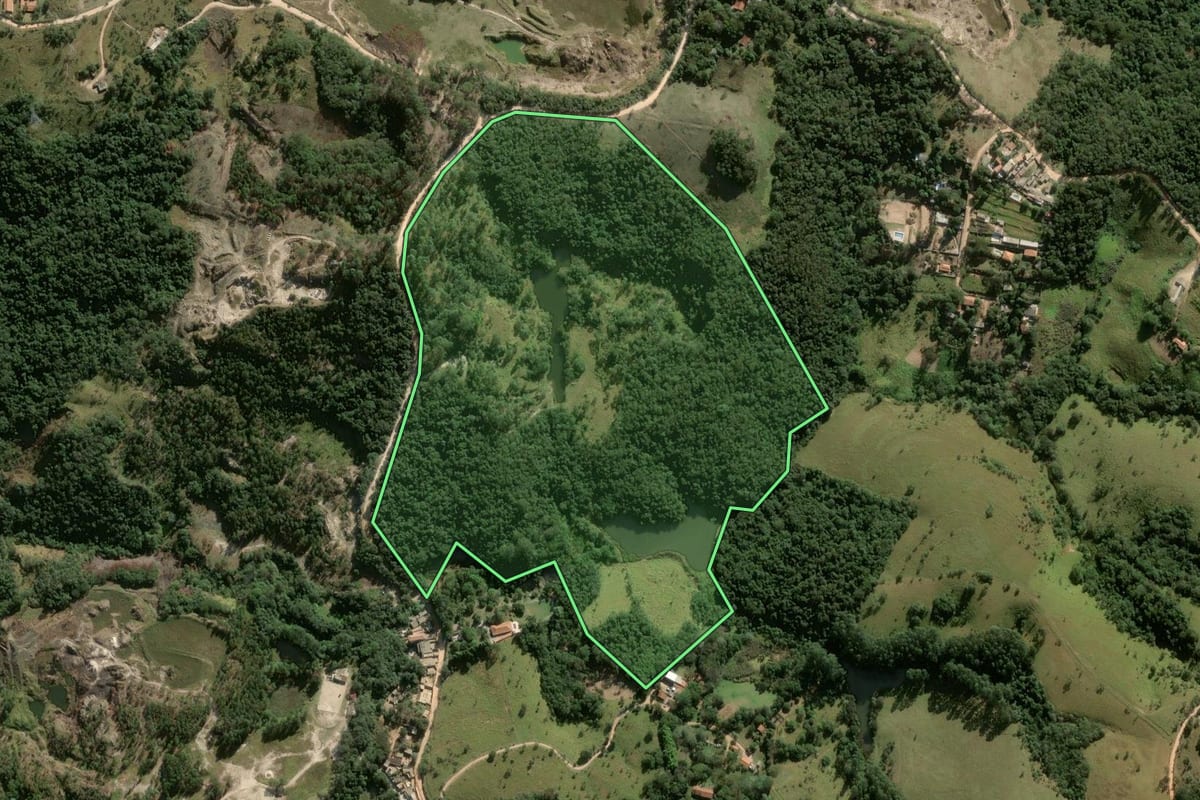 Imagem de satélite do imóvel rural em Araçariguama (SP), com o contorno declarado no CAR desenhado por cima.