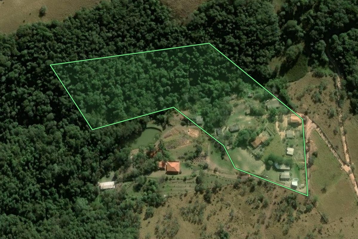 Imagem de satélite do imóvel rural em Araçariguama (SP), com o contorno declarado no CAR desenhado por cima.