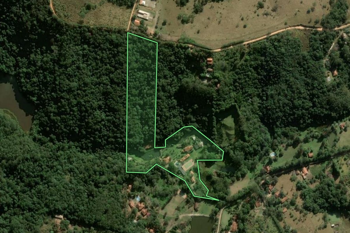 Imagem de satélite do imóvel rural em Araçariguama (SP), com o contorno declarado no CAR desenhado por cima.