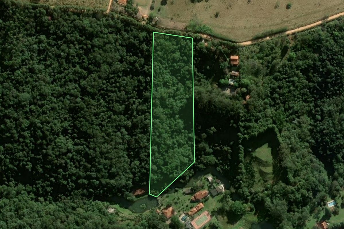 Imagem de satélite do imóvel rural em Araçariguama (SP), com o contorno declarado no CAR desenhado por cima.