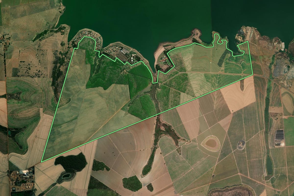 Imagem de satélite do imóvel rural em Araçatuba (SP), com o contorno declarado no CAR desenhado por cima.